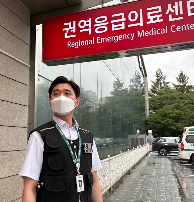 응급의료센터 앞에 서 있는 보안요원 오명석씨. 그는 응급실에서 벌어지는 각종 안전 문제와 돌발 사고에 대응하는 역할을 맡고 있다. 남궁인 작가 제공