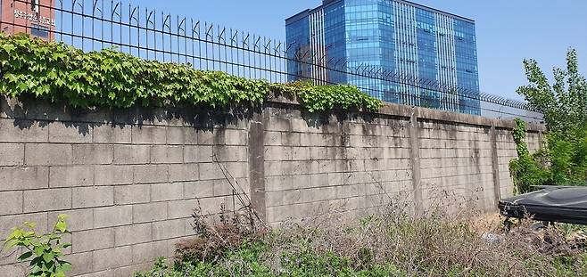 지금도 남아 있는 권위주의 상징 옛 청주 국정원 담장. 오윤주 기자