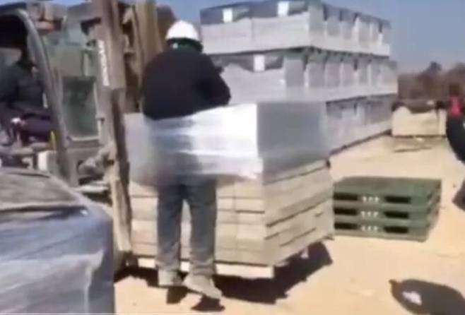 전남 나주 한 벽돌 공장에서 한국인 노동자들이 스리랑카인 노동자를 지게차 화물에 묶고 끌고 다니는 모습. 이주노동자네트워크 제공