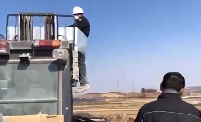 전남 나주의 한 벽돌 생산 공장에서 지난 2월 스리랑카 국적의 이주노동자를 화물에 결박한 채로 지게차로 들어 올리는 인권유린 사건이 발생했다. 광주전남이주노동자네트워크가 확보한 이 영상에는 이주노동자 A씨를 비닐로 벽돌에 묶어 지게차로 옮기는 모습과, 이 모습을 보고 웃으며 휴대전화로 촬영하는 다른 노동자의 모습 등이 담겨 있다. 연합뉴스