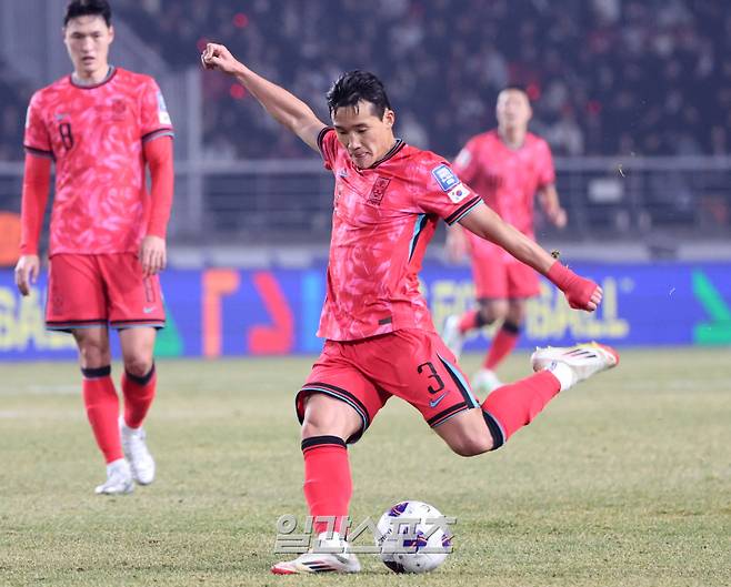 2026 FIFA 북중미 월드컵 아시아지역 3차 예선 B조 조별리그 7차전 대한민국과 오만의 경기가 20일 오후 경기 고양시 고양종합운동장에서 열렸다. 후반 이태석이 중거리슛을 날리고 있다. 고양=김민규 기자 mgkim1@edaily.co.kr /2025.03.20/