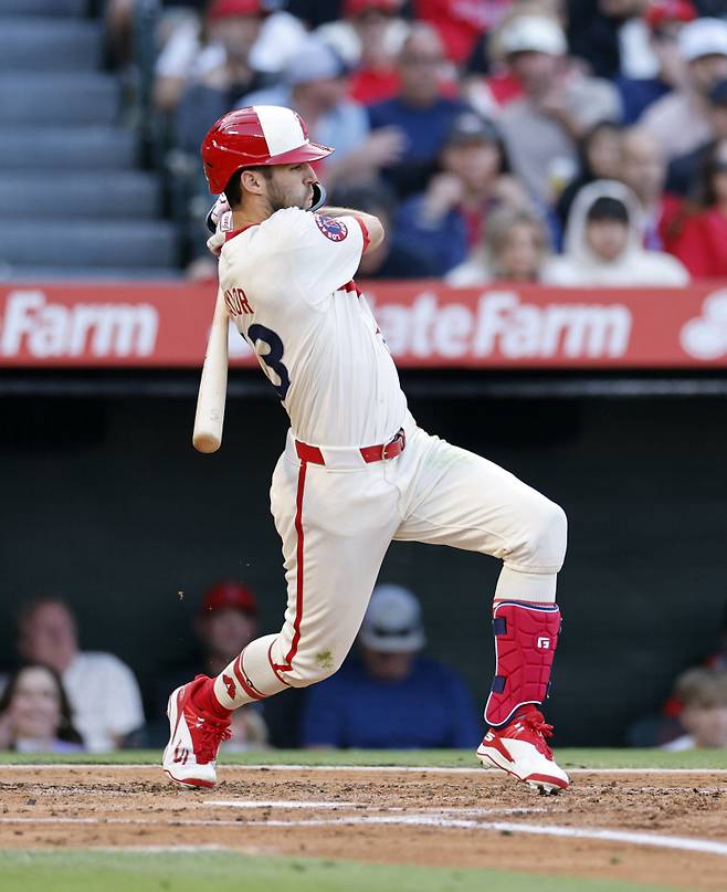 <yonhap photo-2828=""> Los Angeles Angels' Chris Taylor swings at a pitch against New York Yankees during the second inning of a baseball game Tuesday, May 27, 2025, in Anaheim, Calif. (AP Photo/Kevork Djansezian)/2025-05-28 11:54:04/ <저작권자 ⓒ 1980-2025 ㈜연합뉴스. 무단 전재 재배포 금지, AI 학습 및 활용 금지></yonhap>