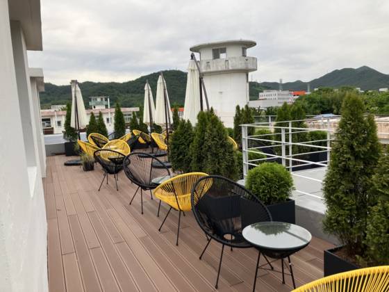 국내 유일의 실물 교도소 촬영지인 옛 전남 장흥교도소가 ‘빠삐용 집(zip)’이란 이름의 문화·예술복합공간으로 재탄생했다. 사진은 장흥교도소 내 감옥당 테라스. 사진 장흥군