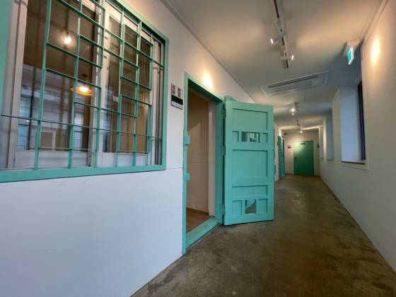국내 유일의 실물 교도소 촬영지인 옛 전남 장흥교도소가 ‘빠삐용 집(zip)’이란 이름의 문화·예술복합공간으로 재탄생했다. 사진은 장흥교도소 내 글감옥. 사진 장흥군