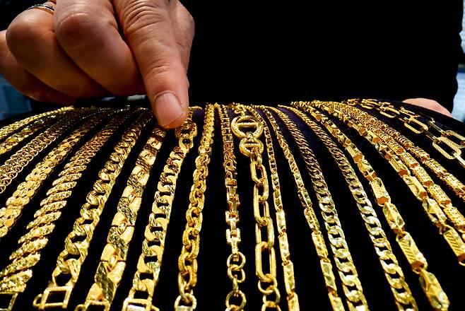서울 종로구 한 귀금속 가게에서 촬영된 금팔찌 모습. 연합뉴스