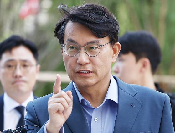 국민의힘 윤상현 의원이 27일 서울 종로구 광화문 kt웨스트 김건희 특검 사무실로 향하고 있다. 연합뉴스