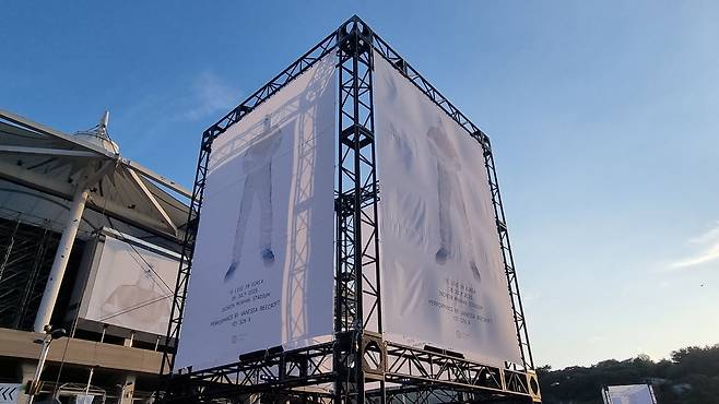 26일 <예(YE) 라이브 인 코리아> 공연이 열린 인천 문학경기장 주경기장의 모습. 서현희 기자