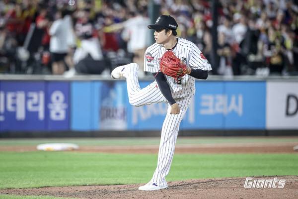 지난 26일 부산 사직구장에서 열린 KIA와 3연전 두 번째 경기에서 롯데 김강현이 공을 던지고 있다. 롯데 자이언츠 제공.