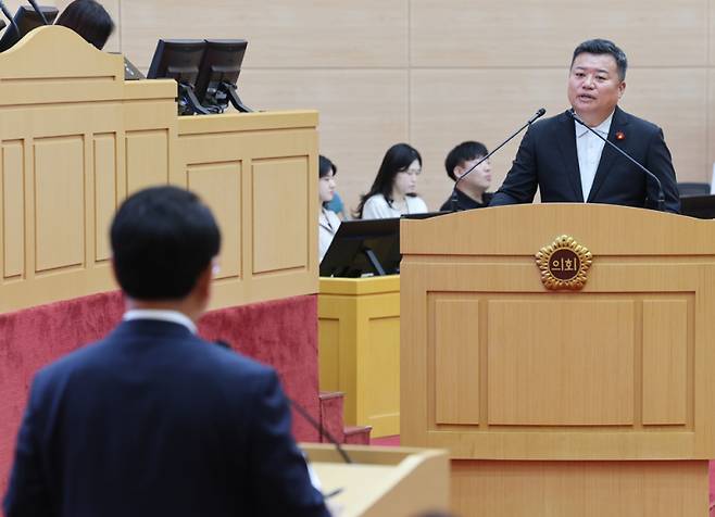 정영균(순천1, 민주) 의원은 지난 제392회 임시회 도정질문에서 순천 삼산중학교의 기존부지 활용과 관련, 도심 내 방치되고 있는 옛 삼산중 부지를 순천교육지원청 이전 후보지로 적극 검토할 것을 요청했다. /전남도의회