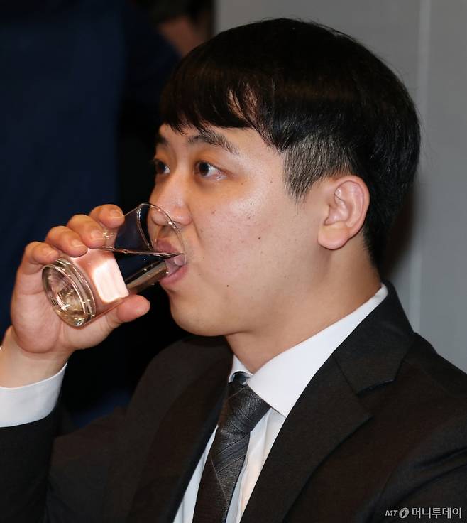 (서울=뉴스1) 오대일 기자 = 25일 오전 서울 중구 더플라자호텔에서 열린 수련협의체 제1차 회의에서 한성존 대한전공의협의회 비상대책위원장이 잠시 목을 축이고 있다. 2025.7.25/뉴스1 Copyright (C) 뉴스1. All rights reserved. 무단 전재 및 재배포, AI학습 이용 금지. /사진=(서울=뉴스1) 오대일 기자