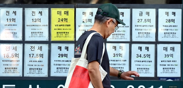 6·27 가계부채 관리방안이 시행된 지 약 한 달에 접어드는 지난 25일 오전 서울 송파구 잠실동의 한 부동산중개업소에 아파트 매매·전세 거래 정보가 붙어 있다. 박윤슬 기자
