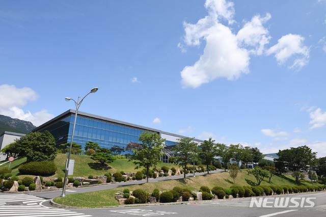 【서울=뉴시스】삼성SDI 울산사업장 내 전기차용과 ESS용 배터리를 생산하는 전지2동 전경. 2019.10.24 (사진 = 삼성SDI 제공) photo@newsis.com