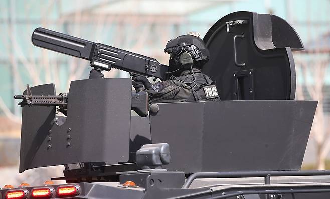 경찰특공대 대원이 드론 재밍건으로 드론 공격을 저지하는 훈련을 하고 있다. 세계일보 자료사진