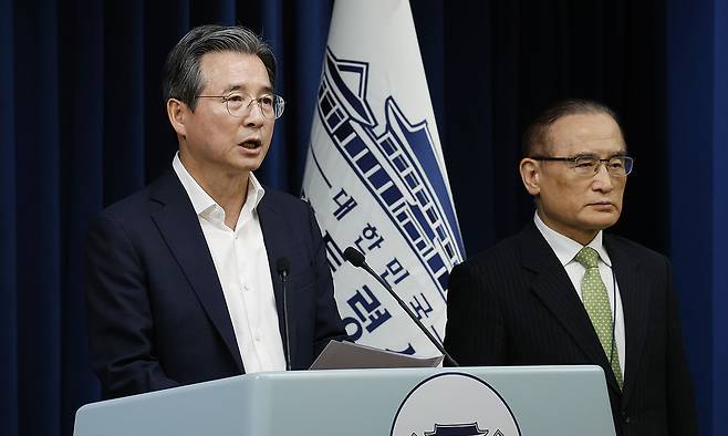 김용범(왼쪽) 정책실장과 위성락 국가안보실장이 25일 서울 용산 대통령실 청사에서 통상대책회의 관련 브리핑을 하고 있다. 뉴시스