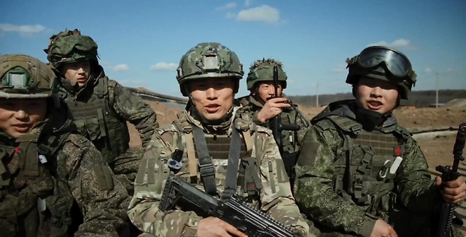 우크라이나 전쟁에 참전한 북한군이 장갑차를 타고 쿠르스크 지역 전투에 참전하면서 러시아 민요 ‘카츄사’를 부르고 있는 모습. 소셜미디어 캡처