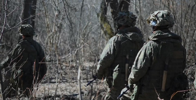 공병삽을 등에 차고 쿠르스크 전투에 참전하는 북한군의 모습. 소셜미디어 캡처