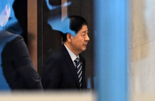 한미 간 ‘2+2 통상협상’을 위해 미국으로 출국하려던 구윤철 부총리 겸 기획재정부 장관이 24일 인천국제공항 귀빈실에서 굳은 표정으로 나오고 있다. 기획재정부는 24일 오전 언론 공지를 통해 “미국과 예정됐던 25일 ‘2+2협상’은 스콧 베선트 미 재무장관의 긴급한 일정으로 인해 개최하지 못하게 됐다”고 밝혔다. 연합뉴스.