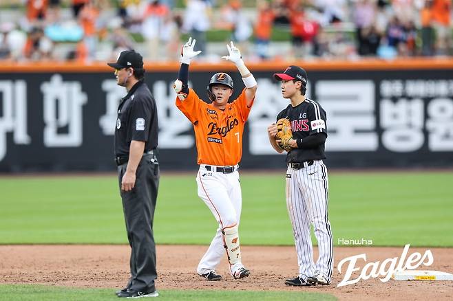 대전 LG-한화전 중 한화 이도윤과 LG 구본혁. 한화 이글스 제공