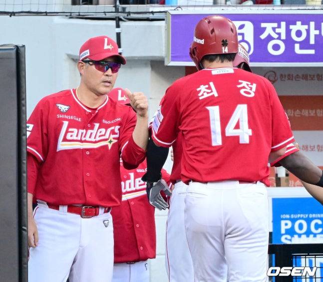최정을 맞이하고 있는 이숭용 감독(왼쪽).