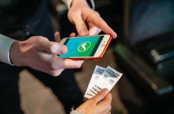 K팝 업계가 ‘암표 방지’를 이유로 관객 신원 확인 절차를 지나치게 까다롭게 진행하는 데 대한 비판이 확산하고 있다. GETTYIMAGES