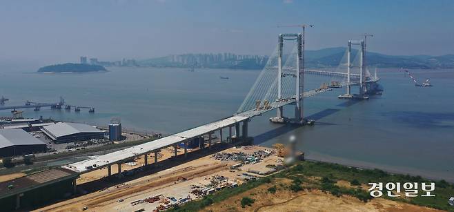 28일 오후 영종~청라를 잇는 제3연륙교가 오는 12월 개통을 앞두고 약 85%의 공정률을 보이고 있다. 이날 인천시는 지명위원회를 열고 제3연륙교 명칭을 청라하늘대교로 확정했다. 2025.7.28 /조재현기자 jhc@kyeongin.com