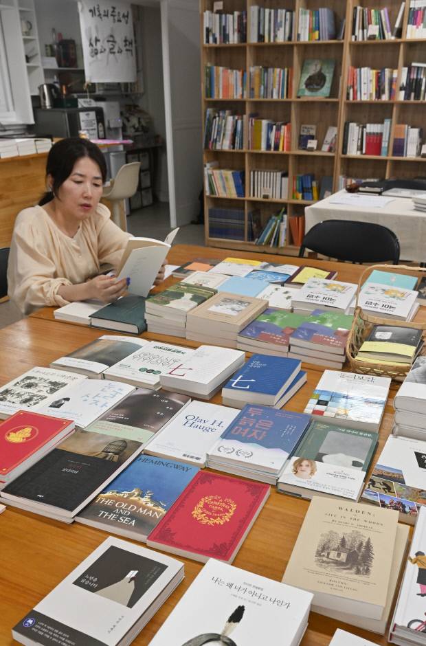 ‘인문도시 광주’를 실현하기 위해서는 책 생태계를 새롭게 조성해야 할 것으로 보인다. 독립서점 ‘기역책방’에서 한 독자가 책을 읽고 있는 모습. <광주일보 DB>