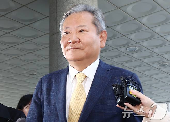 이상민 전 행정안전부 장관이 25일 오전 서울 서초구 서울고등검찰청에 마련된 내란 특검 사무실에서 '언론사 단전·단수 의혹' 관련 피의자 조사를 받기 위해 출석하고 있다. 2025.7.25/뉴스1 ⓒ News1 김민지 기자