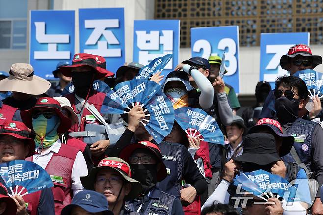 민주노총·한국노총 조합원들을 비롯한 시민사회단체 회원들이 28일 오전 서울 여의도 국회 본청 계단 앞에서 가진 노조법 2·3조 개정안 후퇴 저지 및 신속 통과 촉구 기자회견에서 구호가 적힌 부채를 들고 있다. 2025.7.28/뉴스1 ⓒ News1 신웅수 기자