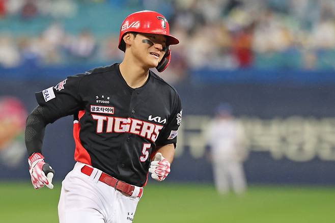 KIA 김도영이 홈런을 치고 베이스를 돌고 있다. 사진 | KIA 타이거즈