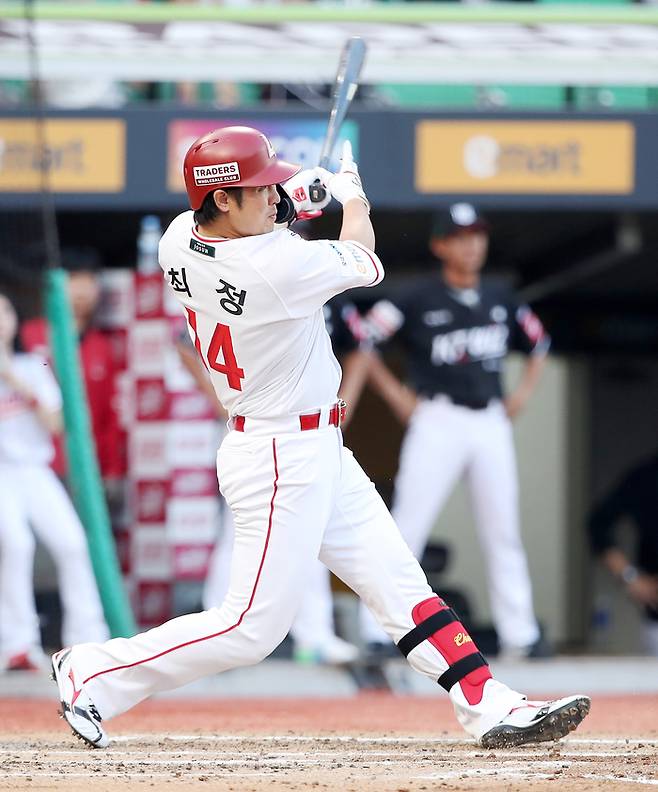 SSG 최정이 9일 인천SSG랜더스필드에서 열린 2025 KBO리그 정규시즌 KT전에서 2루타를 치고 있다. 사진 | SSG 랜더스