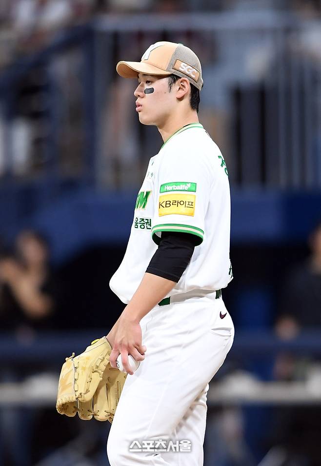 키움 선발투수 정현우가 그라운드를 바라보고 있다. 고척 | 박진업 기자 upandup@sportsseoul.com