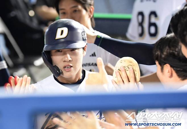 8회말 이유찬 적시타 때 득점에 성공한 조수행.