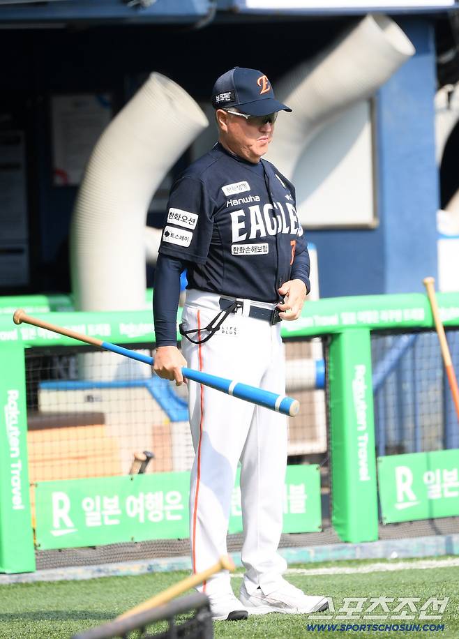 23일 잠실구장에서 열린 두산 베어스와 한화 이글스의 경기. 한화 김경문 감독이 훈련을 지켜보고 있다. 잠실=박재만 기자 pjm@sportschosun.com/2025.07.23/