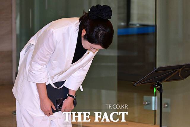 강선우 당시 여가부 장관 후보자가 지난달 26일 오후 서울 종로구 이마빌딩에 마련된 인사청문회 준비 사무실로 출근하며 소감을 밝히고 있는 모습./남윤호 기자