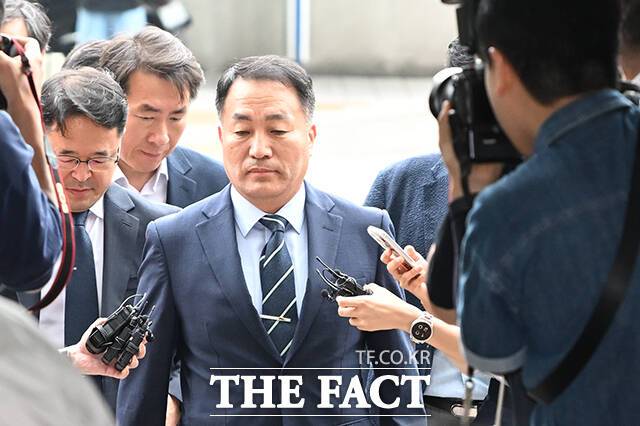 'VIP 격노'를 전달받은 것으로 지목된 김계환 전 해병대사령관이 피의자 신분으로 단국대학교 2학기 전공 수업을 진행한다. 김계환 전 해병대사령관이 채상병 사건 수사방해 의혹과 관련 조사를 받기 위해 지난 7일 오전 서울 서초구 순직해병특검 사무실로 향하고 있다. /장윤석 기자