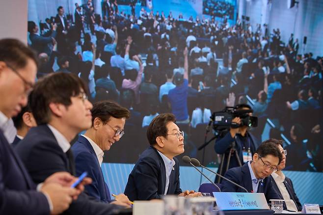 이재명 대통령이 25일 부산 남구 부경대에서 열린 타운홀미팅 '부산의 마음을 듣다' 지역 주민 간담회에서 참석자들의 발언을 경청하고 있다./대통령실