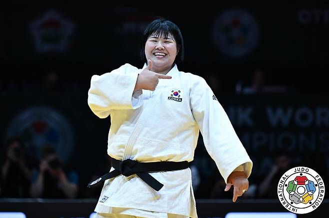 김하윤이 2025 세계대학경기 여자 유도 78kg 이상급 금메달을 땄다. 사진은 올해 세계선수권 결승에서 우승한 뒤 기뻐하는 모습. /IJF