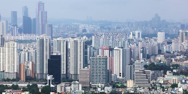 지난 7월 20일 서울 남산 전망대에서 바라본 서울 곳곳이 아파트로 빼곡하다. /연합뉴스
