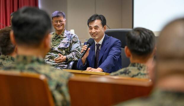 안규백 국방부장관이 28일 취임 후 첫 현장 점검으로 특수전사령부 제3공수여단을 방문해 장병들과 대화하고 있다. 국방부 제공