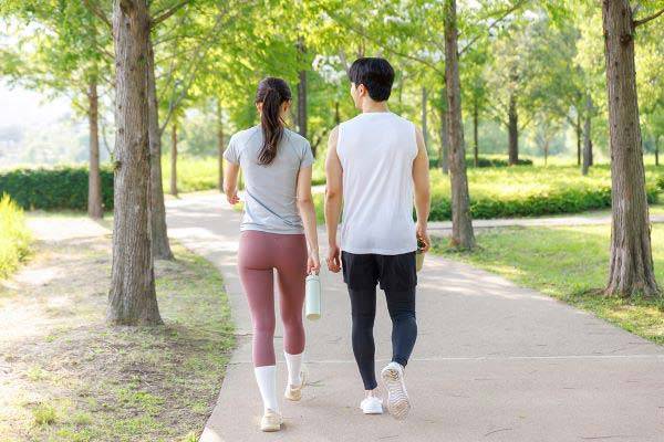 하루 7000보만 걸어도 충분한 건강 효과가 있다는 연구 결과가 나왔다./사진=클립아트코리아