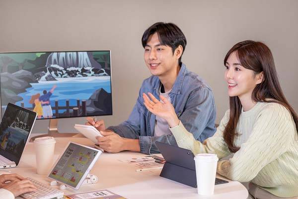 직장 상사에게 유능하게 보이고 싶다면 본인 업적만 강조하기보다 직장 동료의 성취를 함께 칭찬해야 효과적이라는 연구 결과가 나왔다./사진=클립아트코리아