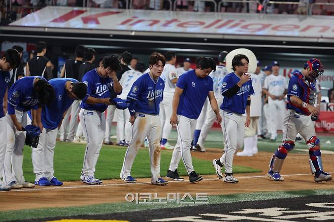 27일 오후 수원 KT위즈파크에서 열린 2025 프로야구 삼성과 KT 경기. 삼성이 9회 KT 허경민에게 밀어내기 볼넷을 허용 4-3 패배했다. 경기종료후 선수들이 팬들에게 인사하고 있다. 수원=정시종 기자 capa@edaily.co.kr /2025.07.27.