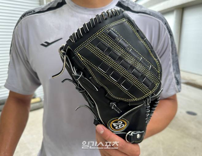 손주영이 김광현에게 선물 받은 글러브를 들어보이고 있다. 오키나와(일본)=이형석 기자