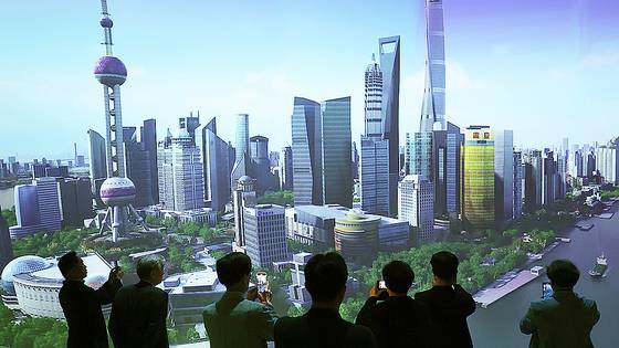 상하이도시계획전시관을 찾은 평화 오디세이 참가자들이 황푸강이 휘감은 푸동지구의 급격한 발전상을 둘러보고 있다. 푸동의 개발이 포화에 이르자 상하이의 도시 확장은 전역으로 확산하고 있다. 특히 항저우와 함께 AI 도시로 변모하며 장강삼각주 발전을 견인 중이다. 장진영 기자