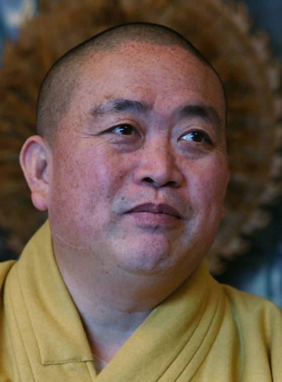 중국 소림사 주지 스융신이 지난 2006년 7월 3일 허난성 소림사에서 강론하고 있다. AP=연합뉴스