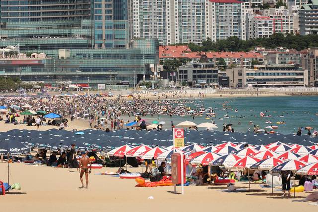 ▲ 지난 27일 오후 부산 해운대해수욕장에서 피서객들이 물놀이하며 더위를 식히고 있다. 연합뉴스