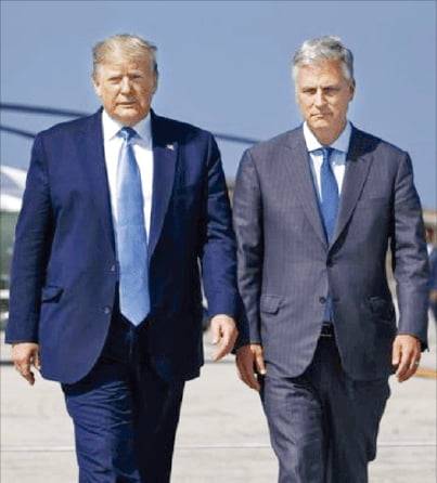 로버트 오브라이언 미국글로벌전략(AGS) 회장이 2019년 국가안보보좌관으로 지명된 후 로스앤젤레스 공항에서 도널드 트럼프 대통령과 함께 걸어가고 있다. 오브라이언 회장 제공