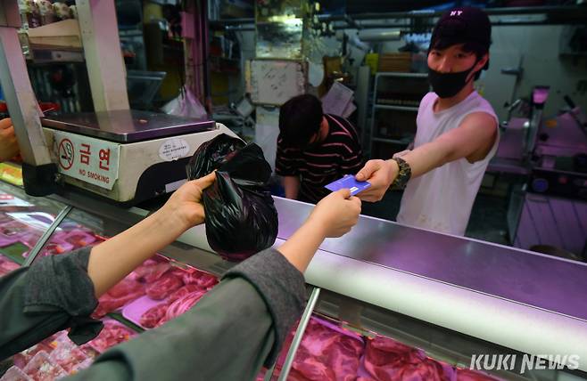 서울 자양동 노룬산골목시장 한 정육점에서 한 시민이 소고기를 구입하고 있다. 박효상 기자