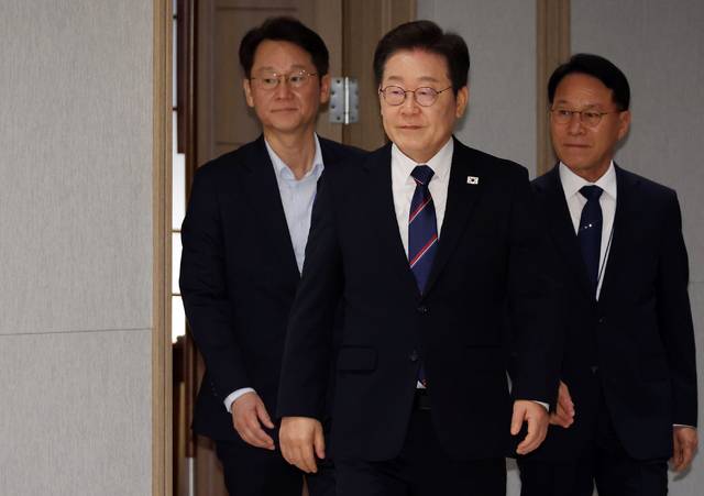 이재명 대통령이 28일 용산 대통령실에서 열린 신임 국무위원 및 국세청장 임명장 수여식에 입장하고 있다. 연합뉴스