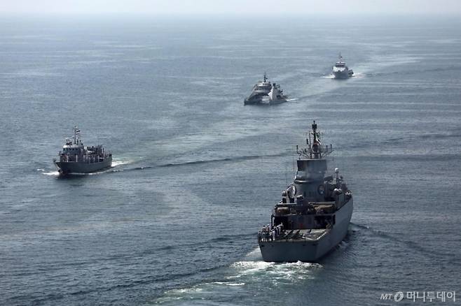 지난 3월12일(현지시간) 이란과 중국, 러시아 해군 함정들이 오만 만에서 합동 군사 훈련을 하고 있다. 미 해군정보국(ONI)이 2023년 7월 유출한 자료에 따르면 중국의 조선 능력은 미국의 233배에 달하는 것으로 나타났다. 미국의 연간 선박 건조 능력은 10만GT(Gross Tonnage·총톤수) 안팎인 데 비해 중국은 2325만GT 수준이다. 미국 의회조사국(CRS)이 지난해 8월 발간한 자료에서도 현재 미 해군 함정 숫자는 291척에 불과하지만 중국 해군 함정 숫자는 공개된 자료로만 약 200~300척으로 추정된다. / AFP=뉴스1